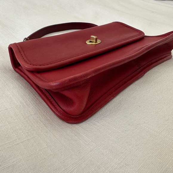 Rare Coach Geometric Clutch bag in red glovetanned leather - Picture 4 of 12